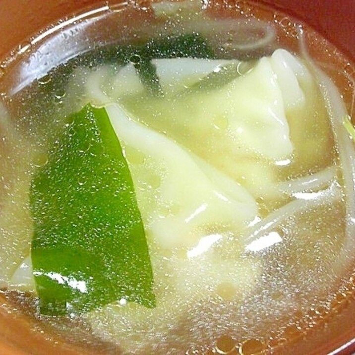 もやしとワカメの中華ワンタンスープ